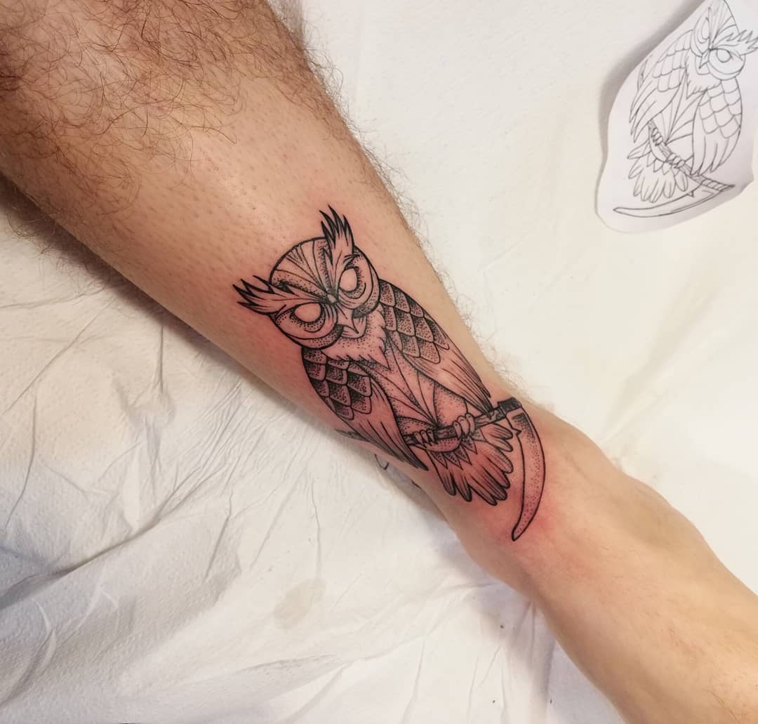 小腿黑灰猫头鹰镰刀纹身图案