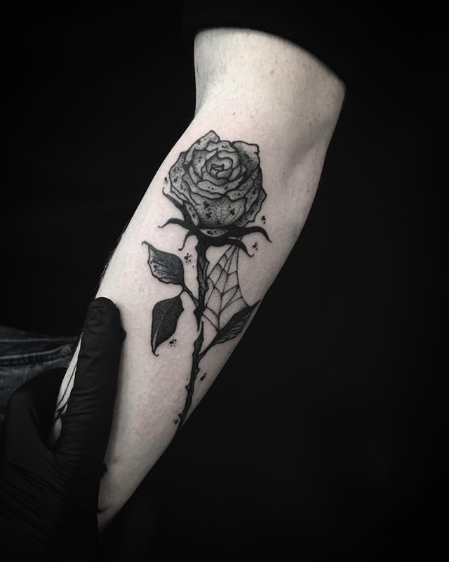 小臂黑灰玫瑰纹身图案