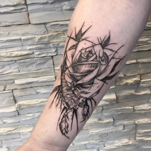 小臂黑灰玫瑰蝎子纹身图案