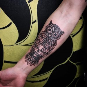 小臂黑灰猫头鹰骷髅纹身图案