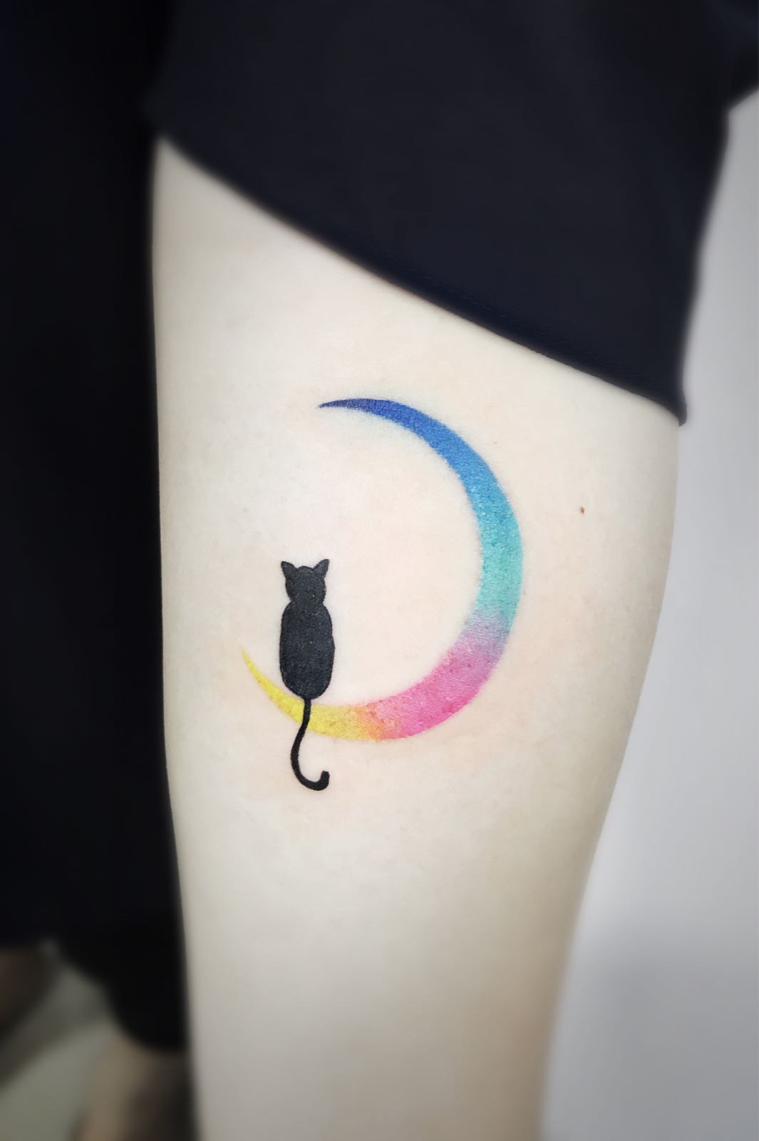 大腿彩色月亮猫咪纹身图案